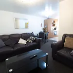 Close To Centre 3-bed Townhouse, Sleeps 7, Free Parking, Great Transport Links