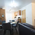 Close To Centre 3-bed Townhouse, Sleeps 7, Free Parking, Great Transport Links Manchester