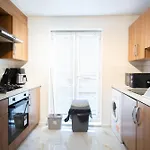 Close To Centre 3-bed Townhouse, Sleeps 7, Free Parking, Great Transport Links * Manchester