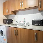 Apartamento Close To Centre 3-bed Townhouse, Sleeps 7, Free Parking, Great Transport Links *