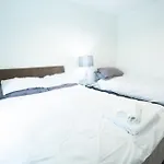 Close To Centre 3-bed Townhouse, Sleeps 7, Free Parking, Great Transport Links *