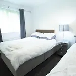 Close To Centre 3-bed Townhouse, Sleeps 7, Free Parking, Great Transport Links