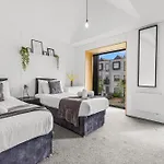 شقة Large Townhouse 5 Beds With Two Parking Spaces - Centre *