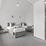 شقة Large Townhouse 5 Beds With Two Parking Spaces - Centre *