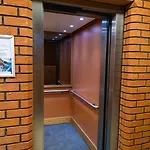 Zelena Luxurious Apartment, Private Parking, Fast Wi-fi, Self Check-in Anytime Perfect For Late Arrivals, 5 Minutes To Old Trafford Stadium Lägenhet
