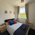 Zelena Luxurious Apartment, Private Parking, Fast Wi-fi, Self Check-in Anytime Perfect For Late Arrivals, 5 Minutes To Old Trafford Stadium Μάντσεστερ