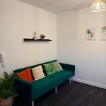 Zelena Luxurious Apartment, Private Parking, Fast Wi-fi, Self Check-in Anytime Perfect For Late Arrivals, 5 Minutes To Old Trafford Stadium *