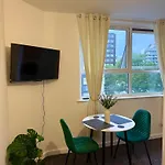 Διαμέρισμα Zelena Luxurious Apartment, Private Parking, Fast Wi-fi, Self Check-in Anytime Perfect For Late Arrivals, 5 Minutes To Old Trafford Stadium Μάντσεστερ