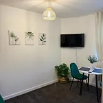 Zelena Luxurious Apartment, Private Parking, Fast Wi-fi, Self Check-in Anytime Perfect For Late Arrivals, 5 Minutes To Old Trafford Stadium *