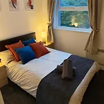 Zelena Luxurious Apartment, Private Parking, Fast Wi-fi, Self Check-in Anytime Perfect For Late Arrivals, 5 Minutes To Old Trafford Stadium Μάντσεστερ