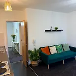 Zelena Luxurious Apartment, Private Parking, Fast Wi-fi, Self Check-in Anytime Perfect For Late Arrivals, 5 Minutes To Old Trafford Stadium * Manchester