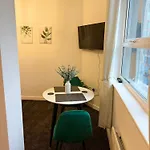 Lägenhet Zelena Luxurious Apartment, Private Parking, Fast Wi-fi, Self Check-in Anytime Perfect For Late Arrivals, 5 Minutes To Old Trafford Stadium *