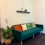 Διαμέρισμα Zelena Luxurious Apartment, Private Parking, Fast Wi-fi, Self Check-in Anytime Perfect For Late Arrivals, 5 Minutes To Old Trafford Stadium *