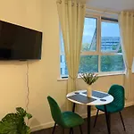 Διαμέρισμα Zelena Luxurious Apartment, Private Parking, Fast Wi-fi, Self Check-in Anytime Perfect For Late Arrivals, 5 Minutes To Old Trafford Stadium Μάντσεστερ