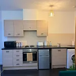 Zelena Luxurious Apartment, Private Parking, Fast Wi-fi, Self Check-in Anytime Perfect For Late Arrivals, 5 Minutes To Old Trafford Stadium Διαμέρισμα Μάντσεστερ