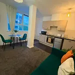 Zelena Luxurious Apartment, Private Parking, Fast Wi-fi, Self Check-in Anytime Perfect For Late Arrivals, 5 Minutes To Old Trafford Stadium Lägenhet Manchester