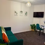 Zelena Luxurious Apartment, Private Parking, Fast Wi-fi, Self Check-in Anytime Perfect For Late Arrivals, 5 Minutes To Old Trafford Stadium Διαμέρισμα *