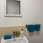 Zelena Luxurious Apartment, Private Parking, Fast Wi-fi, Self Check-in Anytime Perfect For Late Arrivals, 5 Minutes To Old Trafford Stadium