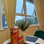 Zelena Luxurious Apartment, Private Parking, Fast Wi-fi, Self Check-in Anytime Perfect For Late Arrivals, 5 Minutes To Old Trafford Stadium Lägenhet Manchester