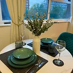 Διαμέρισμα Zelena Luxurious Apartment, Private Parking, Fast Wi-fi, Self Check-in Anytime Perfect For Late Arrivals, 5 Minutes To Old Trafford Stadium