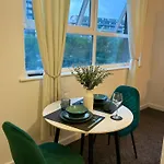 Zelena Luxurious Apartment, Private Parking, Fast Wi-fi, Self Check-in Anytime Perfect For Late Arrivals, 5 Minutes To Old Trafford Stadium Διαμέρισμα Μάντσεστερ