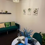 Zelena Luxurious Apartment, Private Parking, Fast Wi-fi, Self Check-in Anytime Perfect For Late Arrivals, 5 Minutes To Old Trafford Stadium