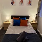 Zelena Luxurious Apartment, Private Parking, Fast Wi-fi, Self Check-in Anytime Perfect For Late Arrivals, 5 Minutes To Old Trafford Stadium Lägenhet