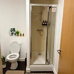 Zelena Luxurious Apartment, Private Parking, Fast Wi-fi, Self Check-in Anytime Perfect For Late Arrivals, 5 Minutes To Old Trafford Stadium *