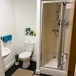 Lägenhet Zelena Luxurious Apartment, Private Parking, Fast Wi-fi, Self Check-in Anytime Perfect For Late Arrivals, 5 Minutes To Old Trafford Stadium Manchester