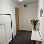 Zelena Luxurious Apartment, Private Parking, Fast Wi-fi, Self Check-in Anytime Perfect For Late Arrivals, 5 Minutes To Old Trafford Stadium *