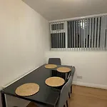 Contractor Stays, Fast Wifi, Free Parking, Work Appartement
