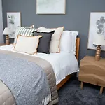 Sleeps 14 The Old Trafford Family Zen By Genesis Living Tatil Evi