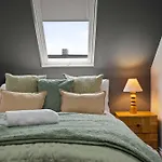 Sleeps 14 The Old Trafford Family Zen By Genesis Living Manchester