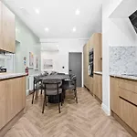 Sleeps 14 The Old Trafford Family Zen By Genesis Living Tatil Evi Manchester