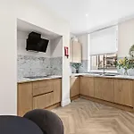 Tatil Evi Sleeps 14 The Old Trafford Family Zen By Genesis Living *