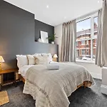 Sleeps 14 The Old Trafford Family Zen By Genesis Living Tatil Evi