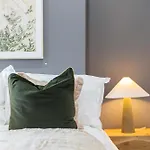 Sleeps 14 The Old Trafford Family Zen By Genesis Living Tatil Evi Manchester