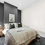Sleeps 14 The Old Trafford Family Zen By Genesis Living Tatil Evi