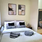 In 6 Minutes Drive To Victoria Station Pansiyon Manchester