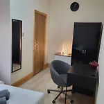 Pansiyon In 6 Minutes Drive To Victoria Station *