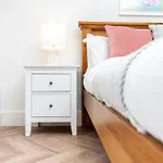 2 Bedroom, 2 Bathroom Apartment, Close To Mcr Centre *
