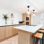 2 Bedroom, 2 Bathroom Apartment, Close To Mcr Centre Apartment *
