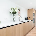 2 Bedroom, 2 Bathroom Apartment, Close To Mcr Centre Apartment