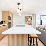 2 Bedroom, 2 Bathroom Apartment, Close To Mcr Centre Apartment *