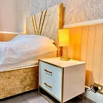 度假居 Full With Free Parking In Moss Bank Near Cheetham Hill, Crumpsall,