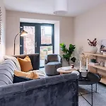 2 Bedroom Flat By Eccles Station With Communal Rooftop Garden Apartamento Mánchester