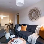 2 Bedroom Flat By Eccles Station With Communal Rooftop Garden * Mánchester