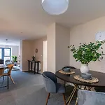 2 Bedroom Flat By Eccles Station With Communal Rooftop Garden Mánchester