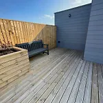 2 Bedroom Flat By Eccles Station With Communal Rooftop Garden *