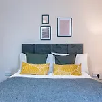 2 Bedroom Flat By Eccles Station With Communal Rooftop Garden
